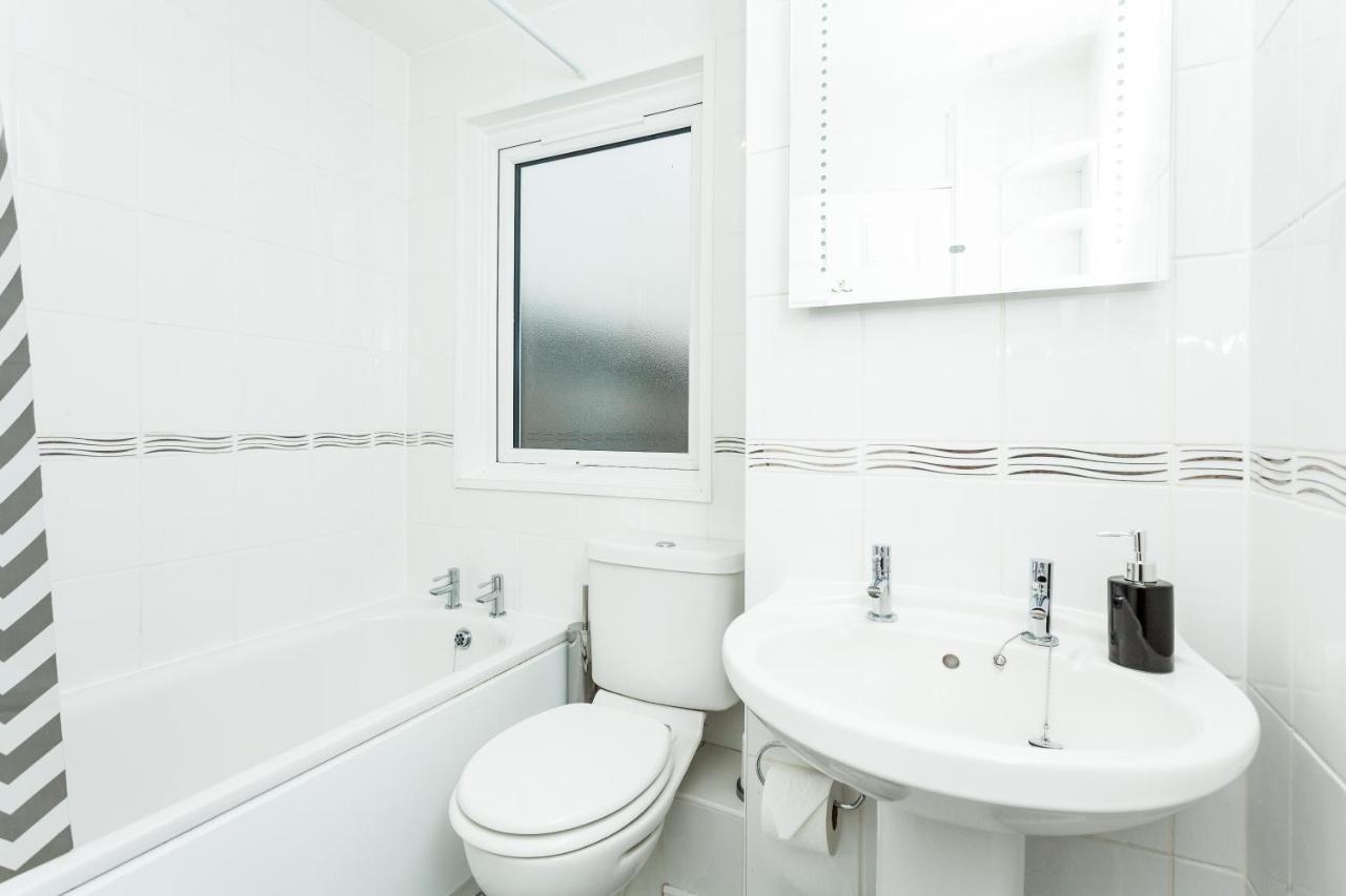 Gatwick Place - 4 Bed 2 Bath Self Contained House With Private Garden Horley Kültér fotó
