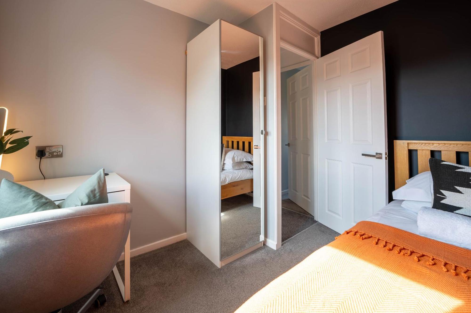 Gatwick Place - 4 Bed 2 Bath Self Contained House With Private Garden Horley Kültér fotó