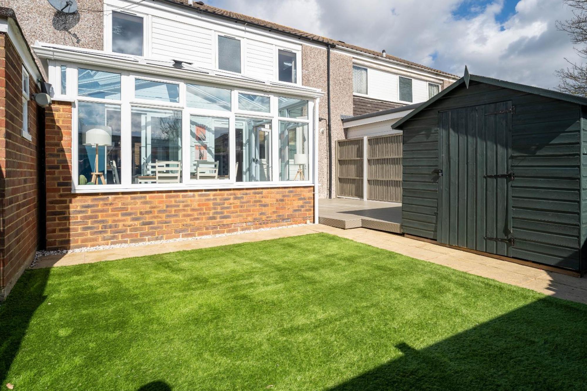Gatwick Place - 4 Bed 2 Bath Self Contained House With Private Garden Horley Kültér fotó