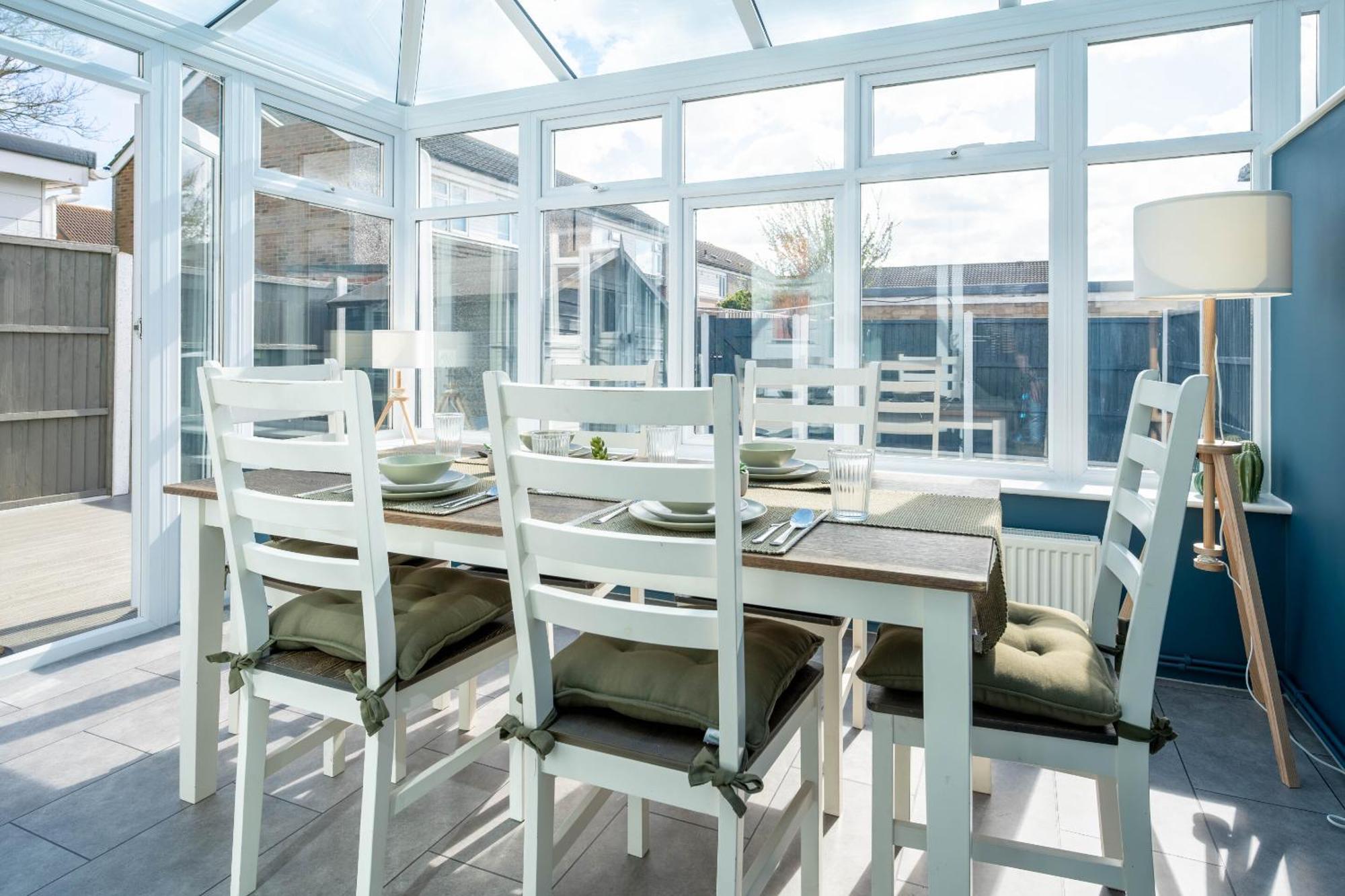 Gatwick Place - 4 Bed 2 Bath Self Contained House With Private Garden Horley Kültér fotó